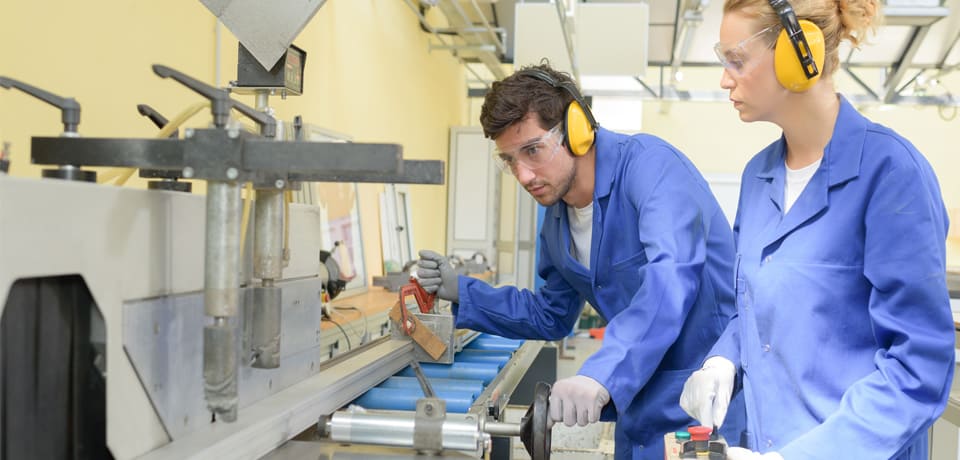 Mädchen und Junge in Glaswerkstatt