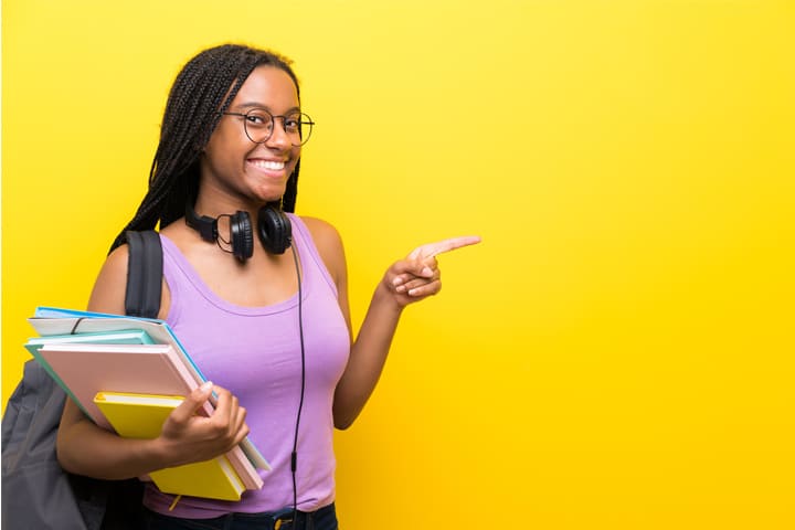 Mädchen besucht Ausbildungsmesse Berufe Glasindustrie 
