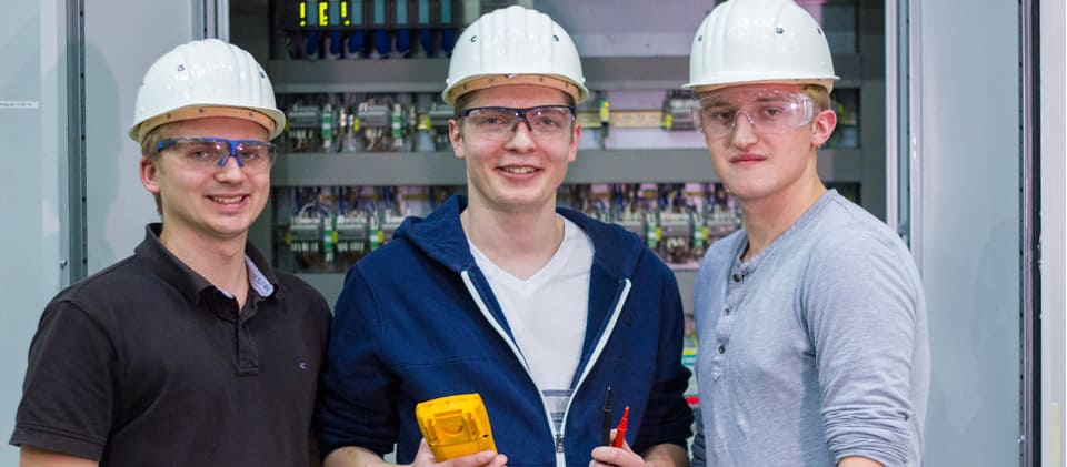 Auszubildende Elektroniker in der Glasindustrie