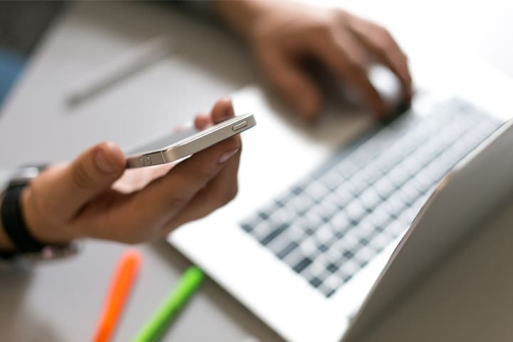 Schülerin telefoniert wergen Ausbildungsplatz in der Glasindustrie