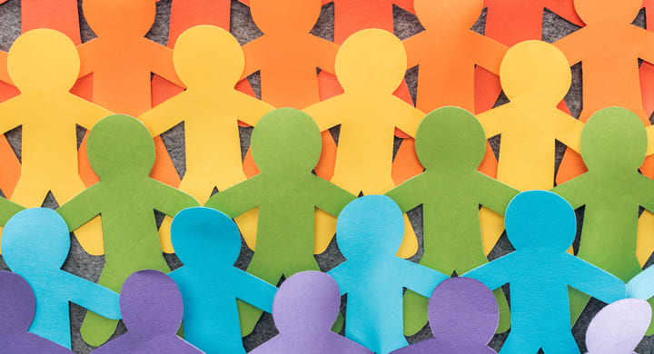 Jungen Mädchen machen eine Ausbildung oder duales Studium in der Glasbranche