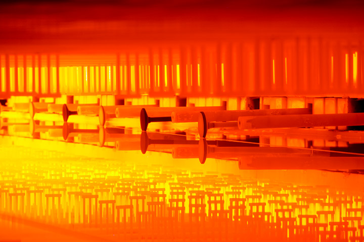 Ofen indem Flachglas gebrannt wird das Verfahrensmechaniker Glastechnik weiterverarbeitet