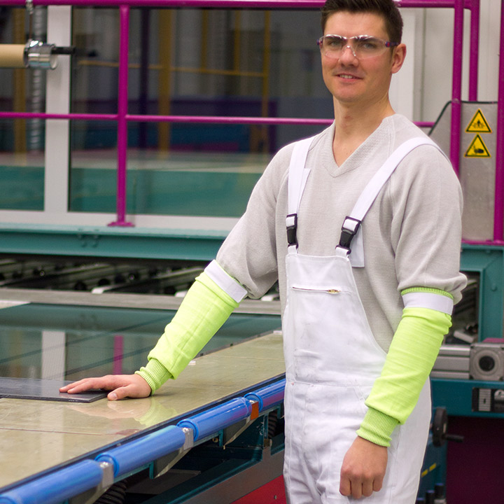Verfahrensmechaniker begutachtet fertiges Flachglas