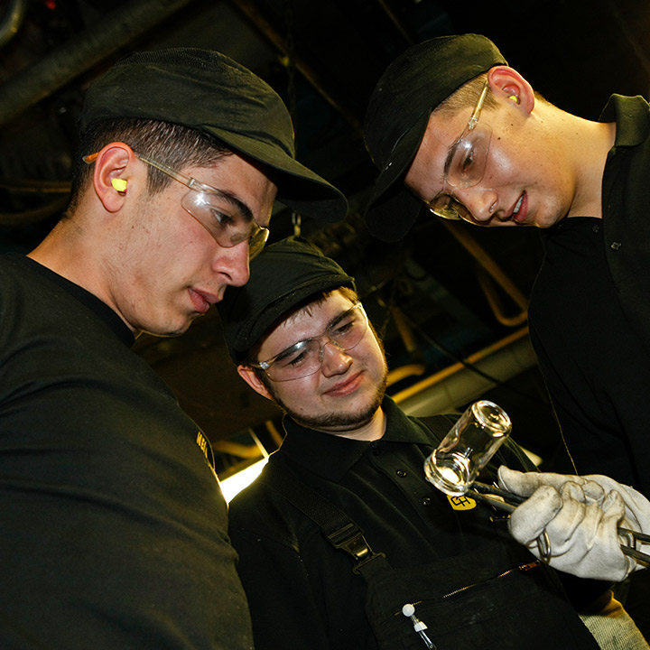 Verfahrensmechaniker arbeiten im Team an hochwertigen Produkten